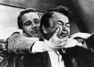 Paul Newman dans le rôle du professeur Armstrong tentant de tuer Gromek (Wolfgang Kieling), qui a découvert qu’il est un espion américain, dans le film Le Rideau déchiré. Avec l’aimable autorisation d’Universal Pictures.